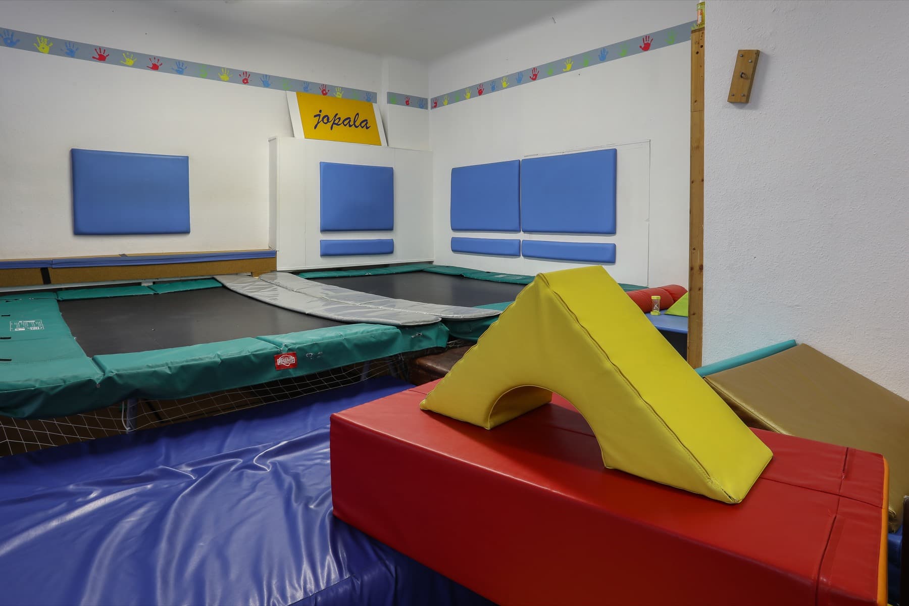Bewegungsraum mit Trampolinen bei jopala