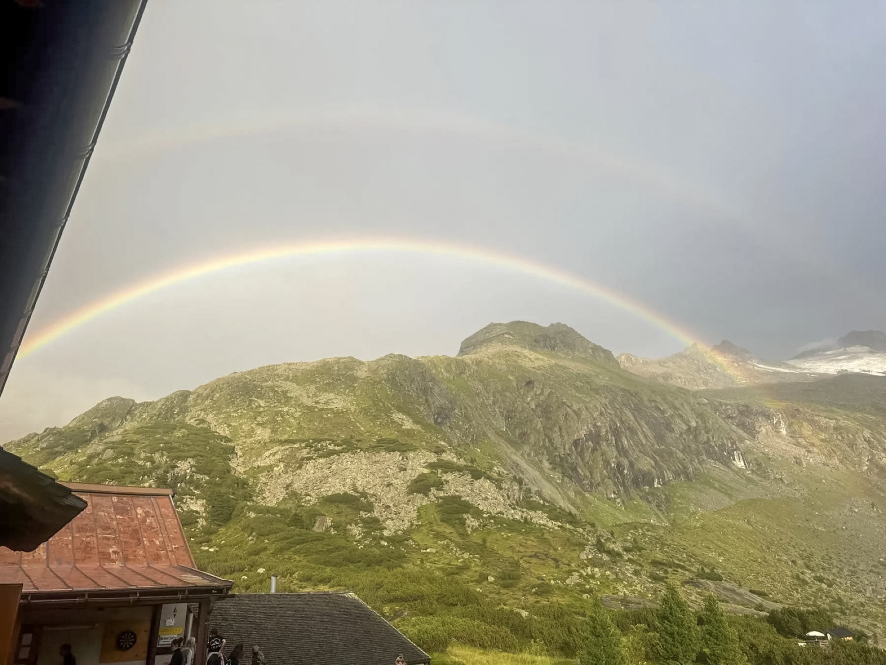 Regenbogen über den Bergen bei einer Hüttentour