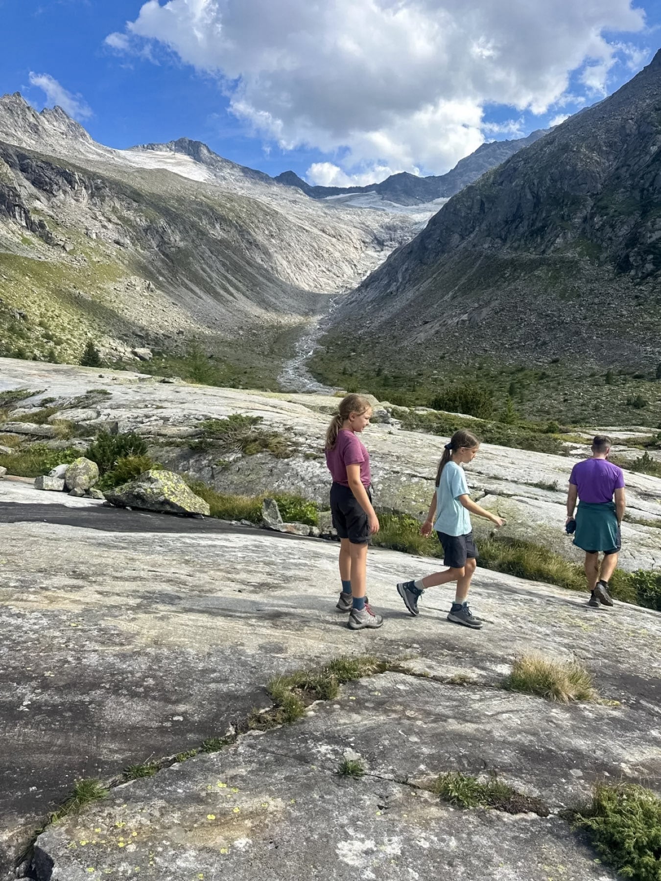 Familienwanderung vor Gletscher und Bergpanorama