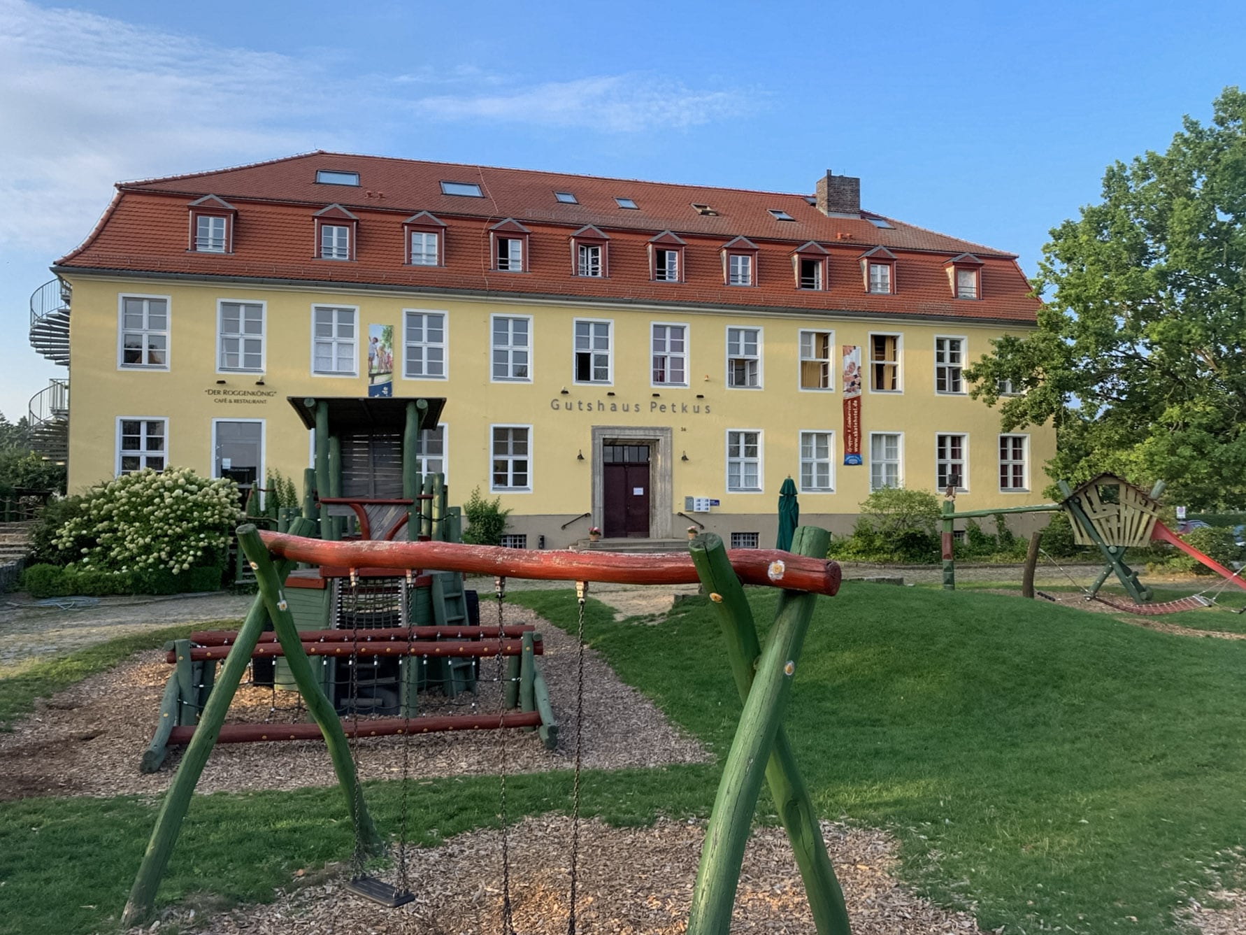 Gutshaus Petkus mit Spielplatz