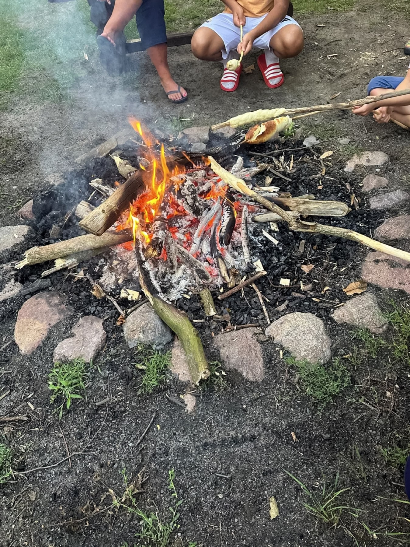Stockbrot am Lagerfeuer während einer Familienradtour