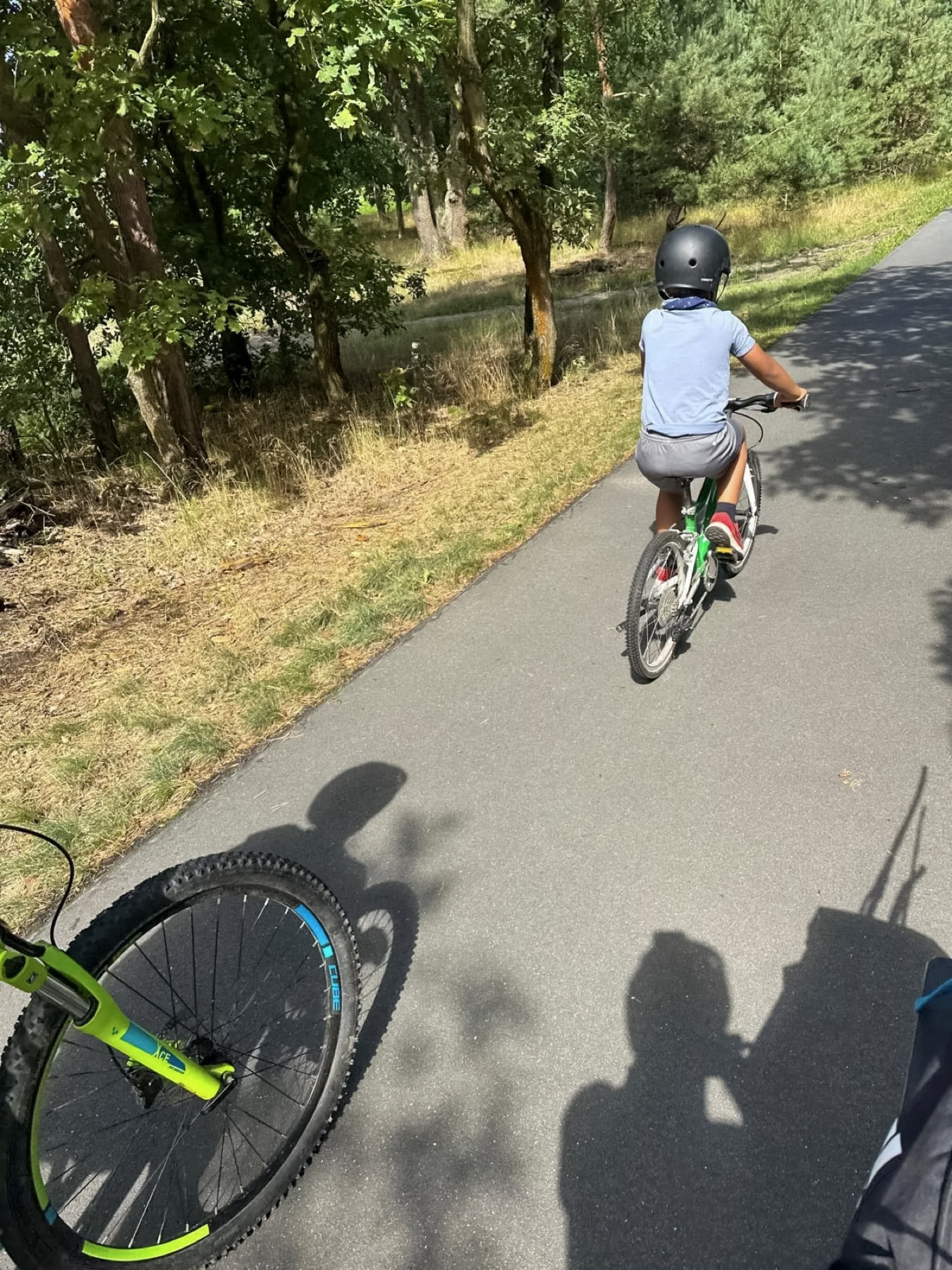 Kind mit Fahrrad auf einer Familienreise mit jopala
