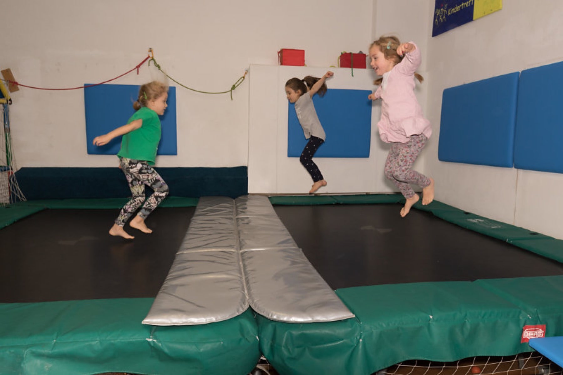 Drei Kinder springen auf den Großtrampolinen bei jopala.