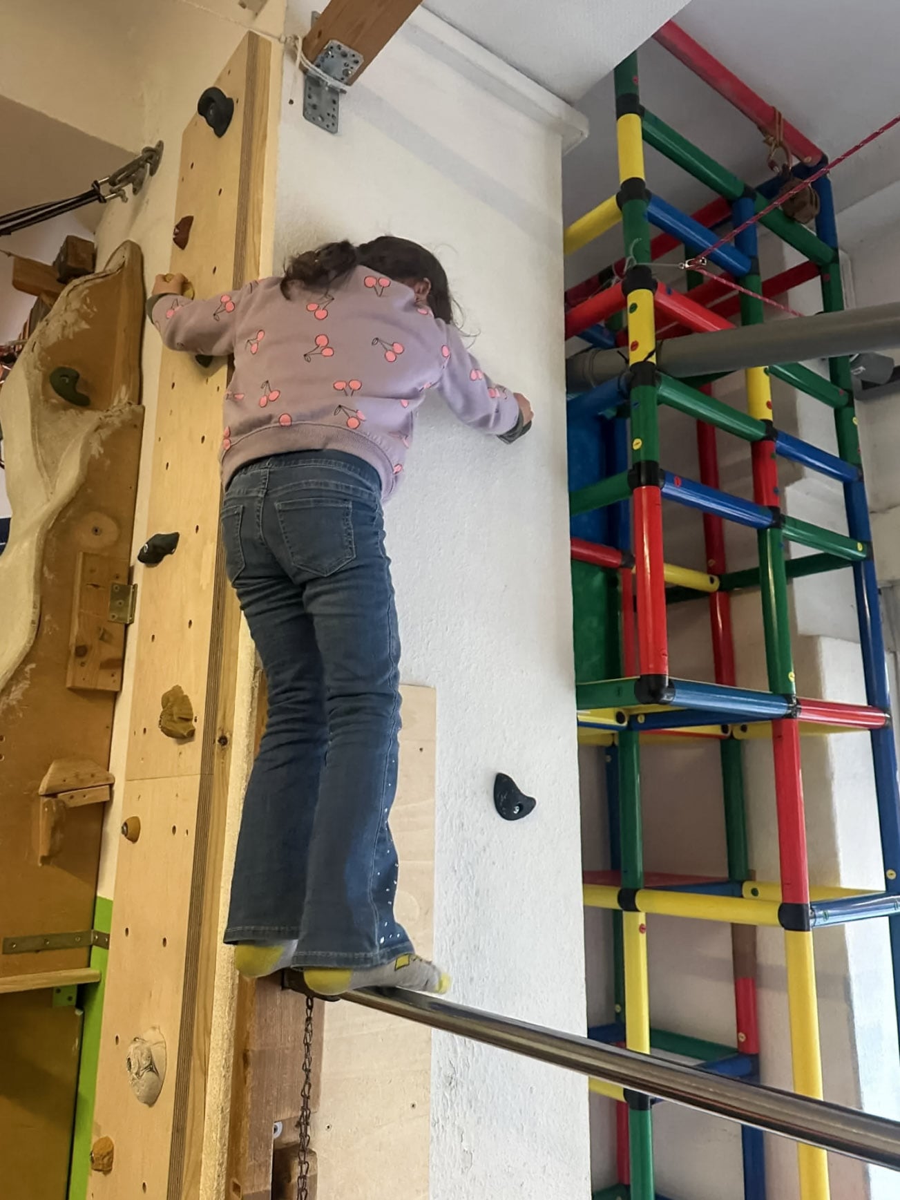 Kind beim Balancieren an der Kletterwand im jopala