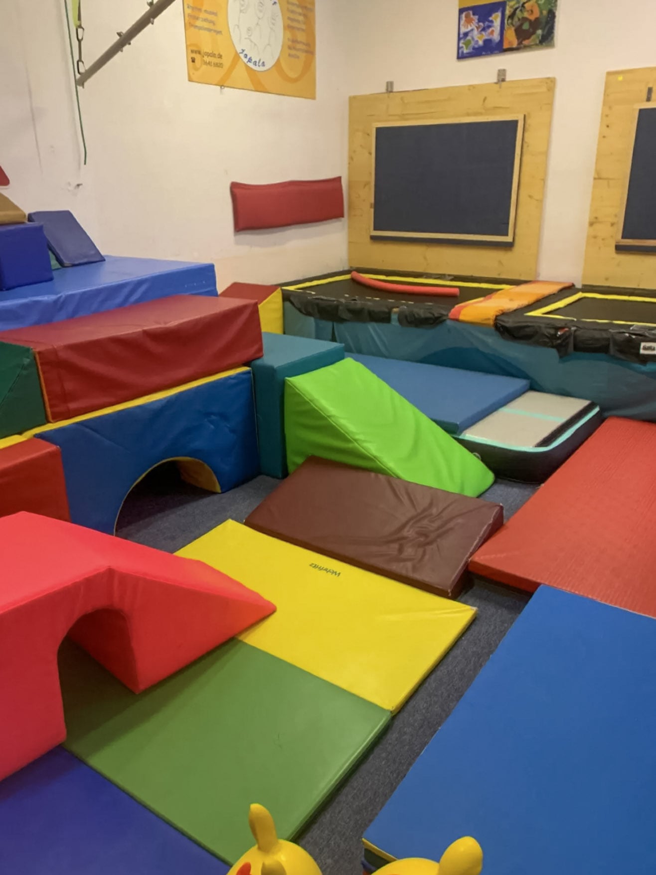Bunte Mattenlandschaft und Trampoline im jopala