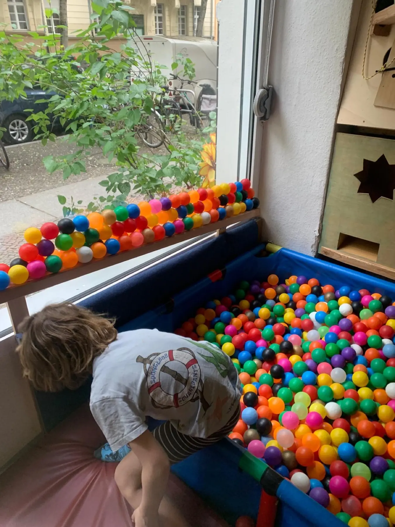 Kind beim Spielen im bunten Bällebad von jopala