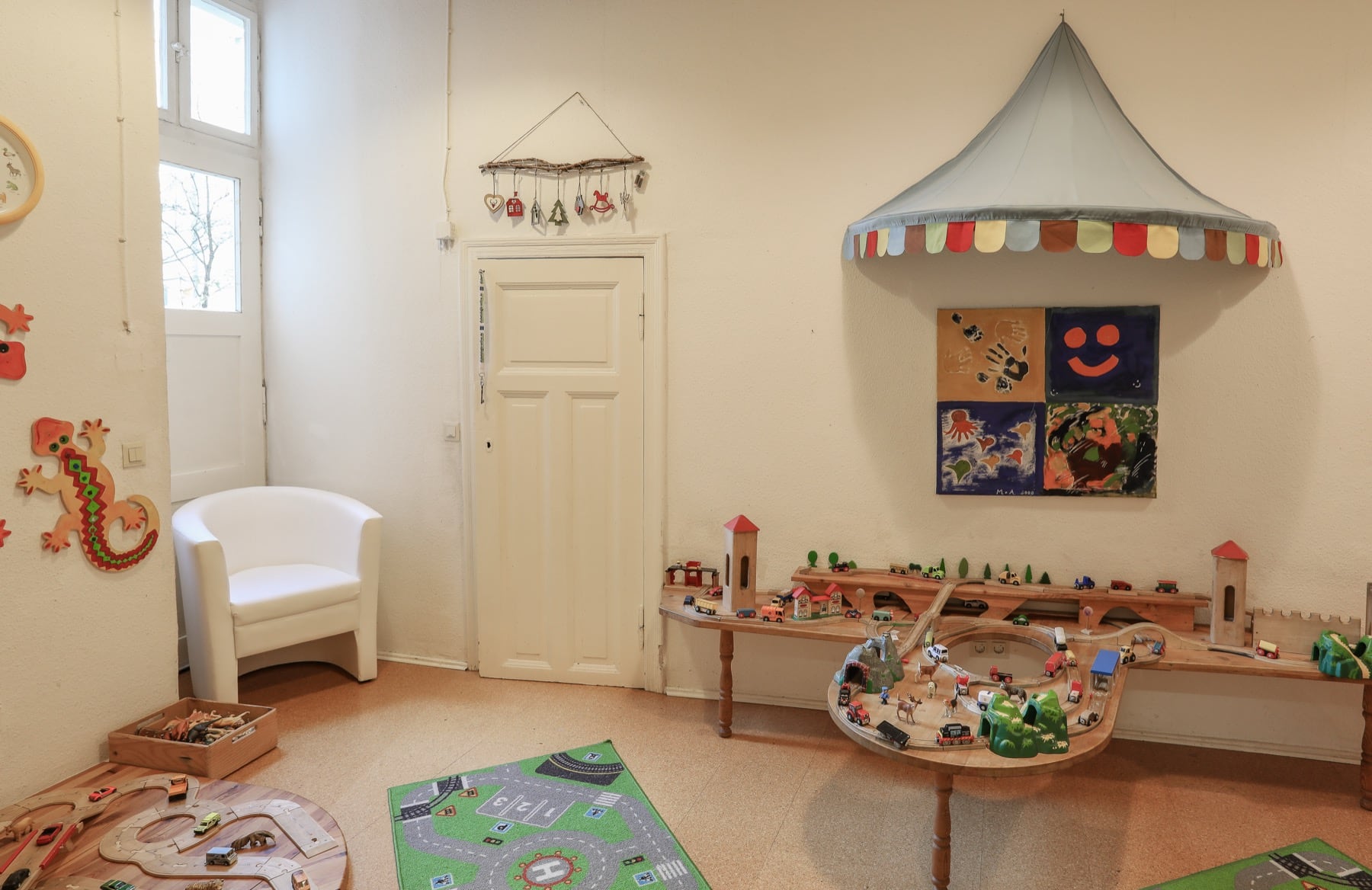 Spielbereich im jopala mit Kaufladen und Tisch