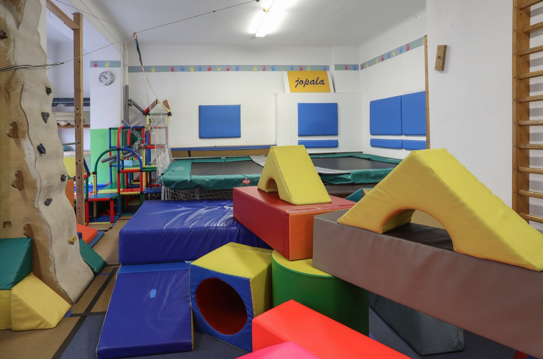 Sportraum mit Trampolinen im jopala