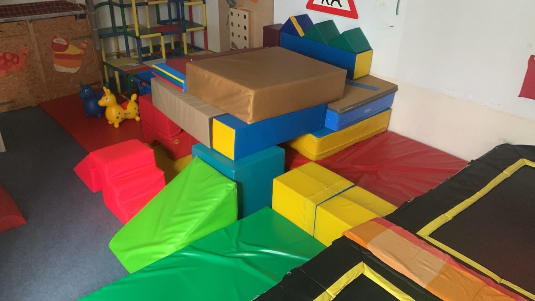 Trampolinspringen und Bewegungsraum bei jopala